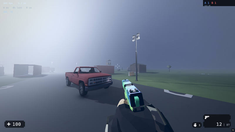 Le joueur marche sur une route dans le brouillard sur Terrain ouvert, pistolet en main. Un pick-up rouge est garé sur la route, et un mirador et une cabane se fondent dans la brume derrière.