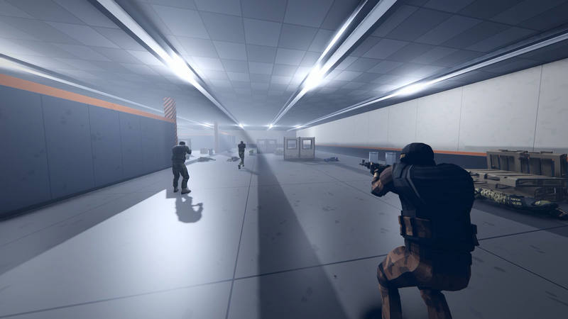Un joueur est à genou avec un fusil dans la salle claire de l'Arène, pendant que deux coéquipiers courent vers les panneaux.