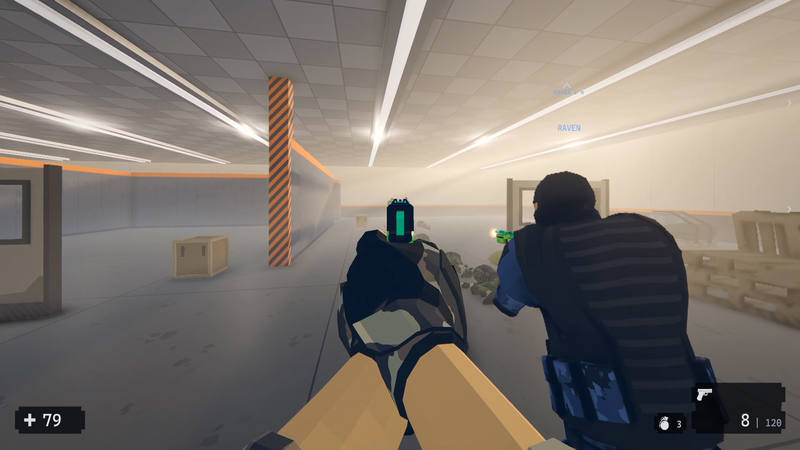 Le joueur vise au pistolet dans la salle de l'Arène à côté d'un coéquipier qui tire. Le guidon est au centre de l'écran.
