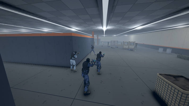 Une équipe en camouflage bleu avance le long d'un mur dans la salle de l'Arène, armes levées. Plus loin, des joueurs à terre gisent entre les panneaux.